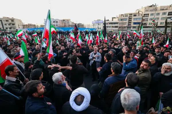İran’da yas törenleri başladı: Hamaney’in ölümü sonrası meydanlar doldu