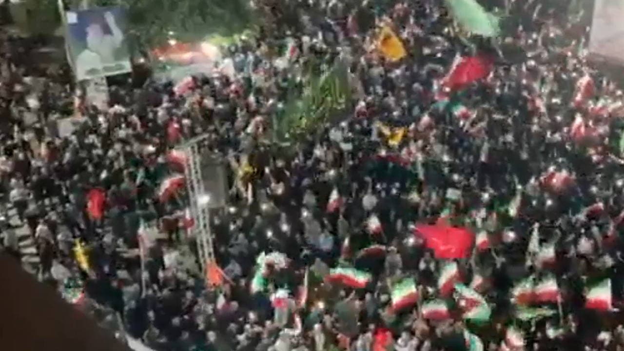 İran’da Trump’ın tehditleri sonrası protestolar: Kritik altyapı tesislerinde insanlar koruma zincirleri oluşturdu