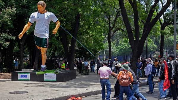 Dünya Kupası gölgesinde protesto: Öğretmenler, futbolcu heykellerini devirdi