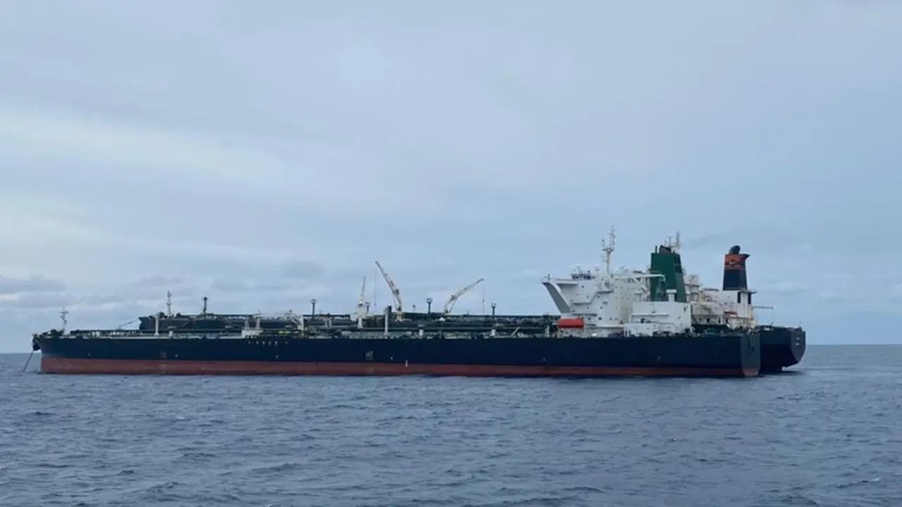 Hürmüz Boğazı'nda gerilim sürüyor: ABD, İran bayraklı petrol tankerine ateş açtı!