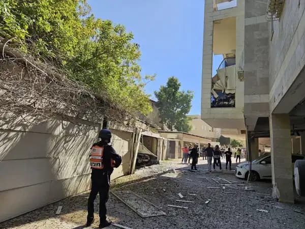 Sirenler çaldı, sığınaklar açıldı: İsrail’in merkezine füze saldırısı
