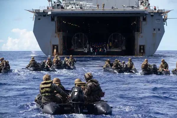 Amfibi hücum gemisi bölgeye ilerliyor: ABD deniz piyadeleri İran yolunda