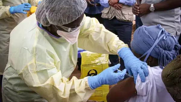 Ebola krizi büyüyor... Yüzlerce yeni vaka aşı yarışını tetikledi