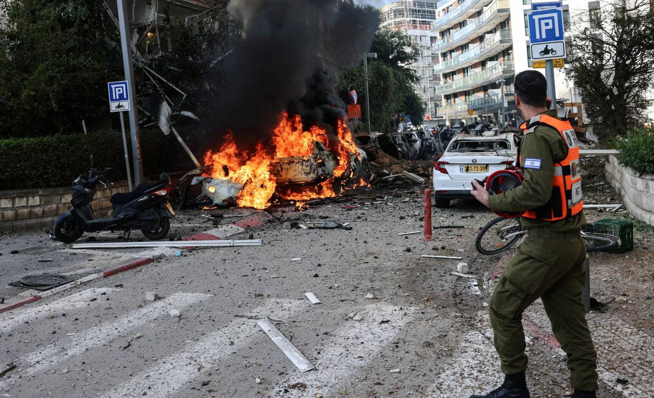 İran’dan İsrail’e yeni füze salvoları: Tel Aviv alarmda!