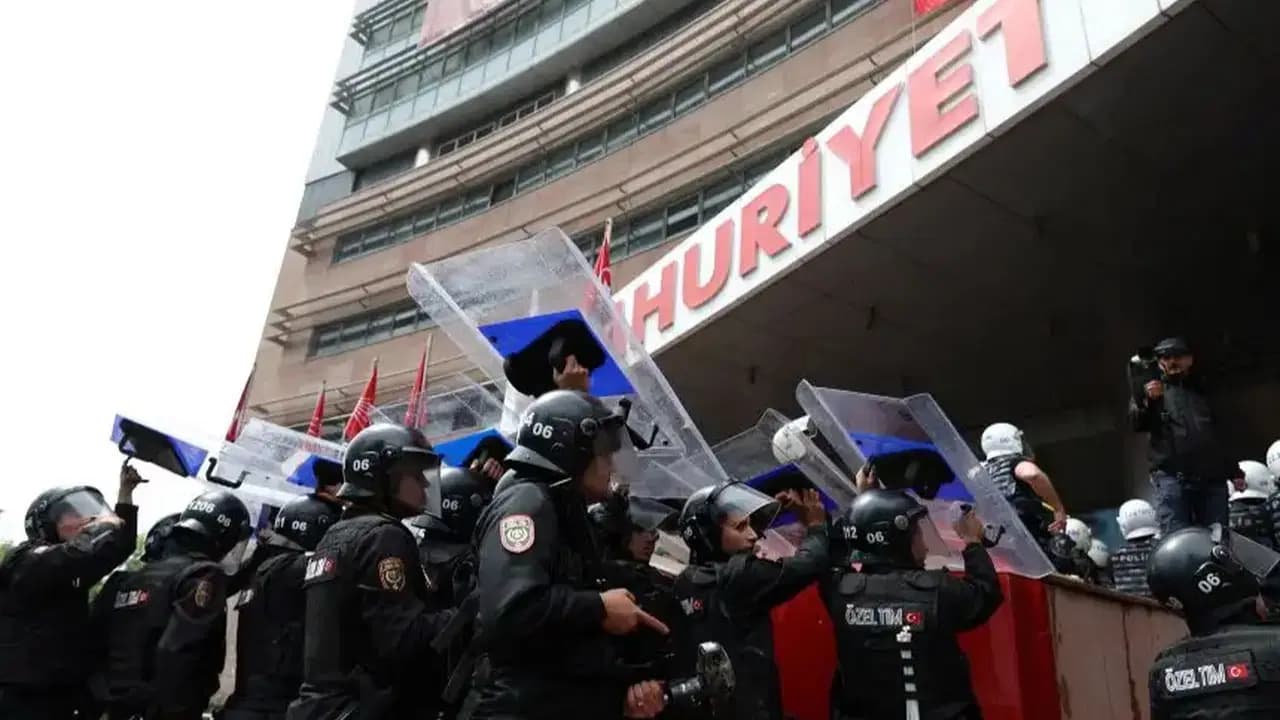 Dünya ajansları Ankara’yı böyle duyurdu: CHP Genel Merkezi’nde gazlı müdahale