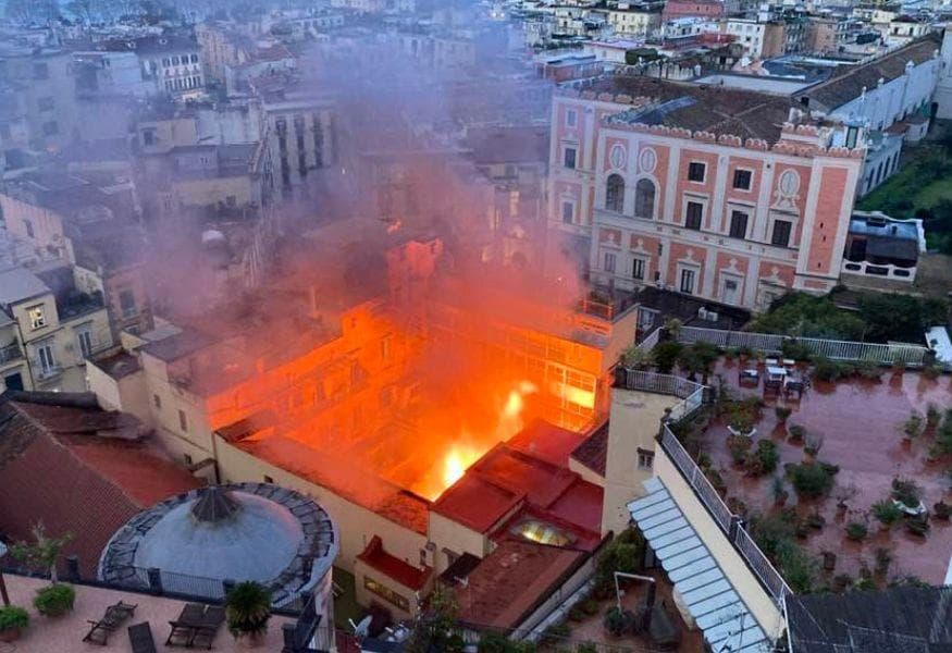 Napoli’nin kültür simgesi alevlere teslim oldu