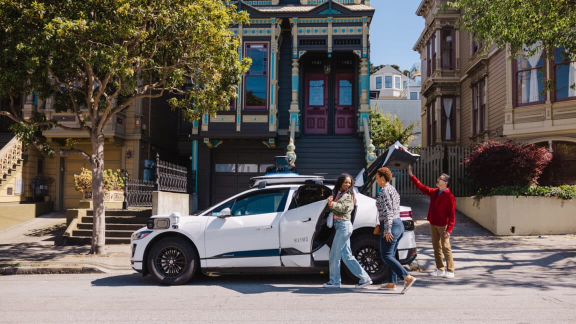 Yolcular yolculuktan sonra robotaksi kapısını kapatmazsa ne olur? DoorDash'i deneyin.