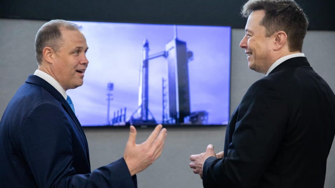Eski NASA şefi ULA lobicisi oldu ve SpaceX finansmanını sınırlamak için yasa istiyor
