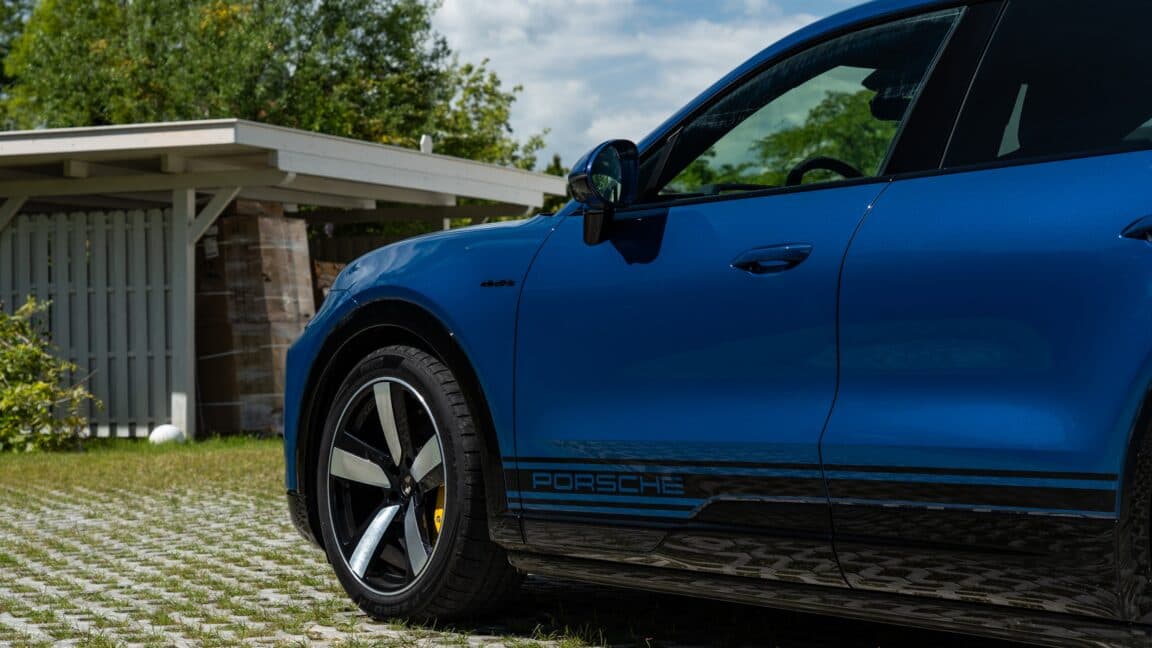 Porsche'nin en güçlü arabasını kullanmak ve hayır, bu bir 911 değil