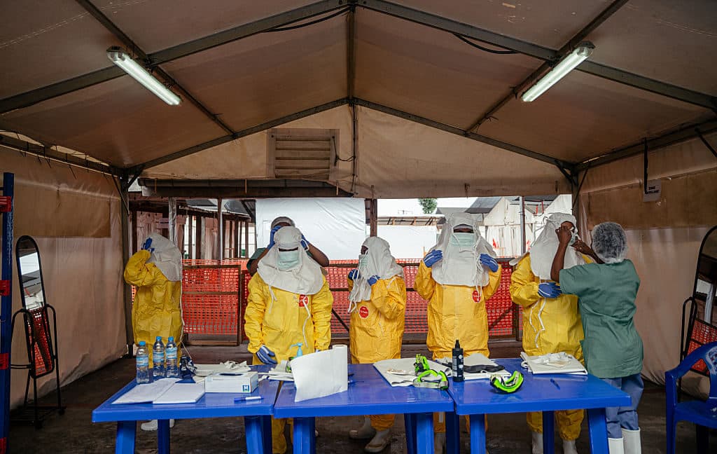 Testler arttıkça şüpheli Ebola vakalarının sayısı yüzlerce düştü