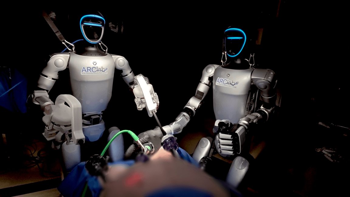 Cerrahlar tarafından kontrol edilen insansı robotlar, canlı domuzlar üzerinde dünyada ilk ameliyatı gerçekleştirdi