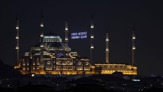 Tüm yurtta Kadir Gecesi dualarla idrak edildi