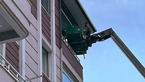 Cenazeyi forkliftle indirdiler