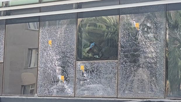 Beykoz'da iş merkezine silahlı saldırı: Şüpheliler motosikletle kaçtı
