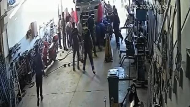 Aksaray'da can pazarı! Tamir ettikleri TIR’ın altında kalan baba ve oğlu komşu esnaf kurtardı