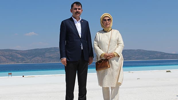 Emine Erdoğan'dan Bakan Kurum'a tebrik