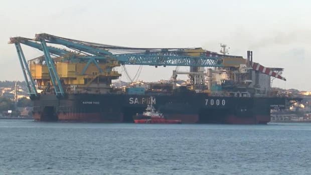 Dünyanın 3'ncü büyük yarı batık vinç gemisi, İstanbul Boğazı'ndan geçiyor