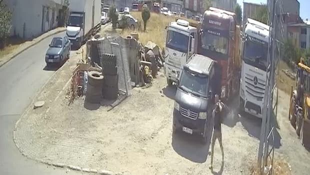 Avcılar’da park halindeki kamyonlardan hırsızlık kamerada