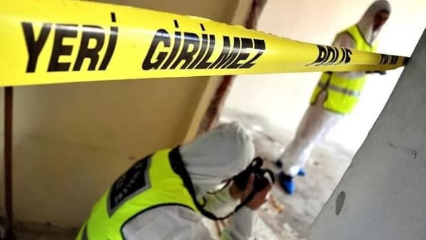 Eski eşini ve çocuğunu pompalı tüfekle öldürüp canına kıydı...Kanepenin arkasına saklanan diğer çocuğu ise sağ kurtuldu