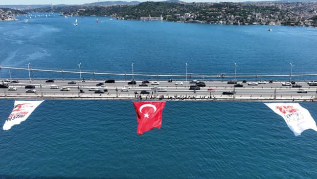 15 Temmuz öncesi köprülere bayrak... İrade bizim zafer bizim