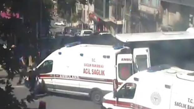 İETT otobüsü ambulansa çarptı: 5 yaralı