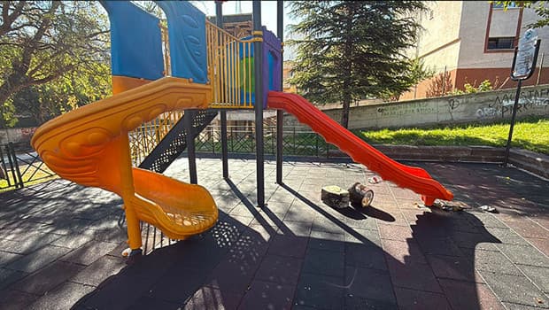 Eskişehir’de insanlık dışı olay! Çocuk parkındaki kaydıraklara yanık yağ döktüler