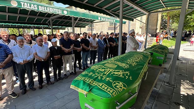 Afyonkarahisar'da feci kazada ölen uzman çavuş, eşi ve 8 aylık bebekleri toprağa verildi