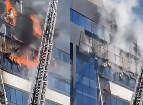 Kocaeli'de 7 katlı iş merkezinde yangın