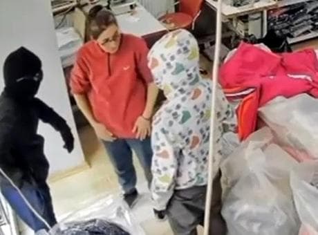 Terzi kadın hırsızlık şüphelilerine böyle direndi! 'Tokatlayıp, dışarı attım'