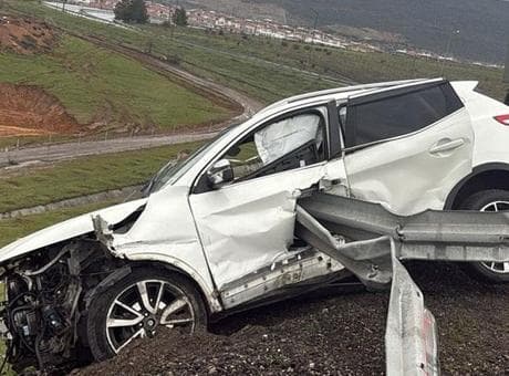 Bariyer otomobile ok gibi saplandı! Ölü ve yaralılar var