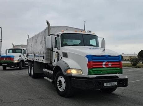 Azerbaycan'dan İran'a 82 tonluk insani yardım malzemesi gönderildi