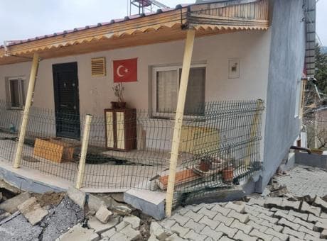 Gece yarısı toprak kaydı! Mersin'de evler çöktü