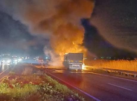 Bursa'da buğday yüklü TIR alev alev yandı