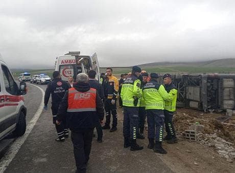 Aksaray'da yolcu otobüsü devrildi! 20 yaralı