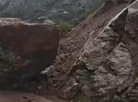 Dağdan kopan dev kaya yolu kapattı! Sürücüler mahsur kaldı
