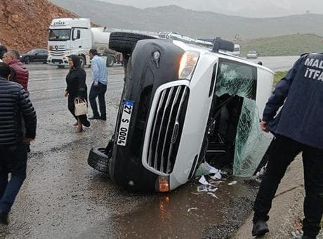 Malatya’da yolcu minibüsü devrildi: 12 yaralı