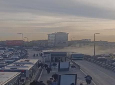 Faciadan dönüldü! Kağıthane'de metrobüs yangına paniğe neden oldu