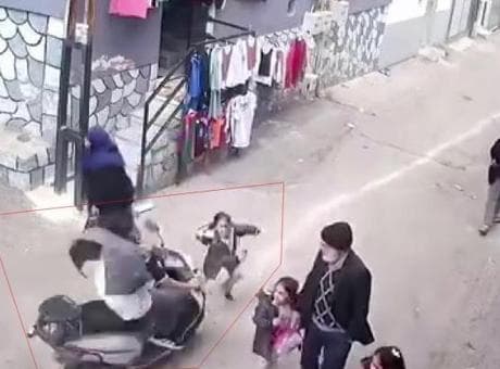 Hızla gelen motosiklet küçük kıza çarptı