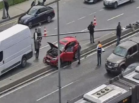 Bakırköy'de film gibi olay! Bir aracın çarptığı direk, başka bir aracın üzerine devrildi