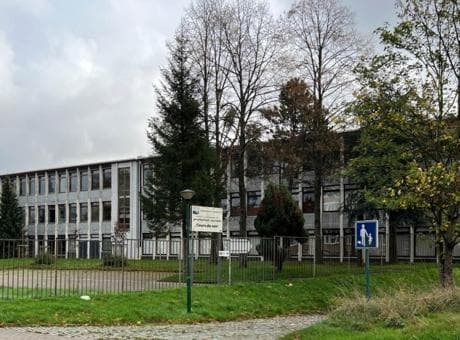Öğretmenler greve gitti, birçok okulda eğitim durdu! Girişlere barikat kurdu