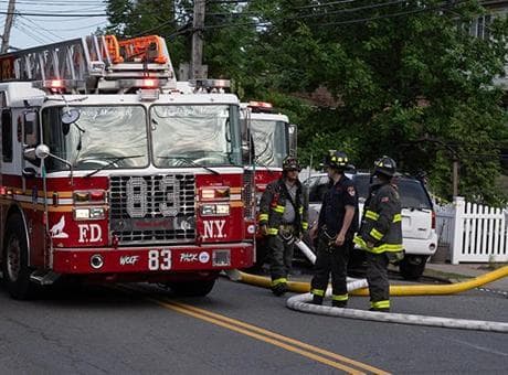 New York'ta tersane yangınına müdahalede patlama! Yaralılar var
