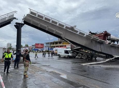 Ankara'da feci kaza! Kamyon üst geçide çarptı: Yaralılar var