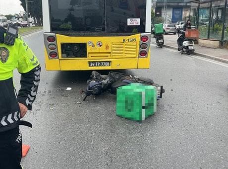 İstanbul'da bir garip kaza! Yolun ortasında duran İETT’ye çarpan motokurye yaralandı
