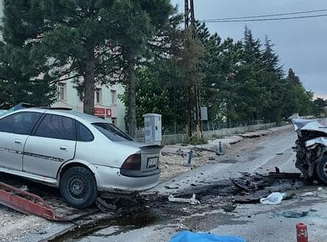 Niğde'de feci kaza! İki otomobil hurdaya döndü: 2 ölü, 2 yaralı