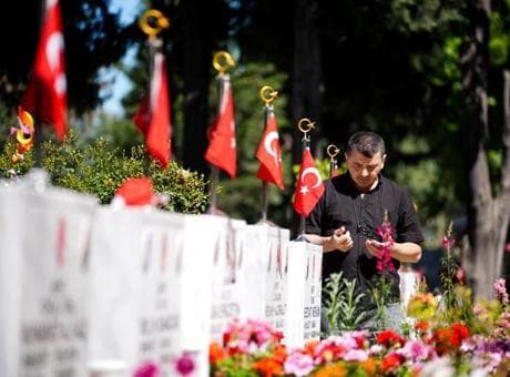 Şehit aileleri Kurban Bayramı'nın ilk günü Edirnekapı Şehitliği'ni ziyaret etti