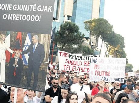 Arnavutluk ayakta!