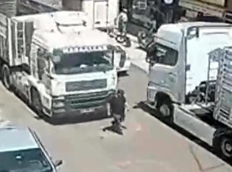Feci kaza güvenlik kamerasında! TIR'ın çarptığı yaya öldü