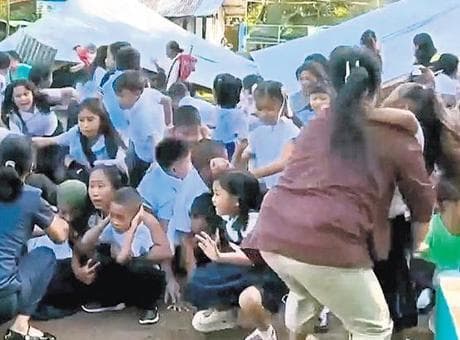 Filipinler’i deprem vurdu! Denizde 7.8 karada yıkım