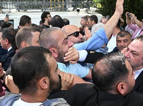 TBMM önünde CHP'liler arasında arbede yaşandı