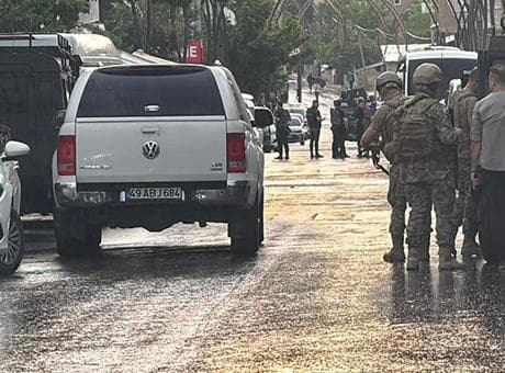 Engelli kardeşini ve polis memurunu yaraladı, operasyonla etkisiz hale getirildi